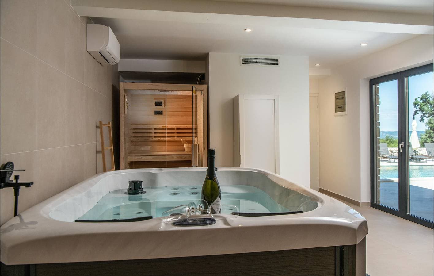 Foto 4 von 40: Gemütliche 230 m² große Wohnung mit WLAN, Klimaanlage, Terrasse und Parkplatz