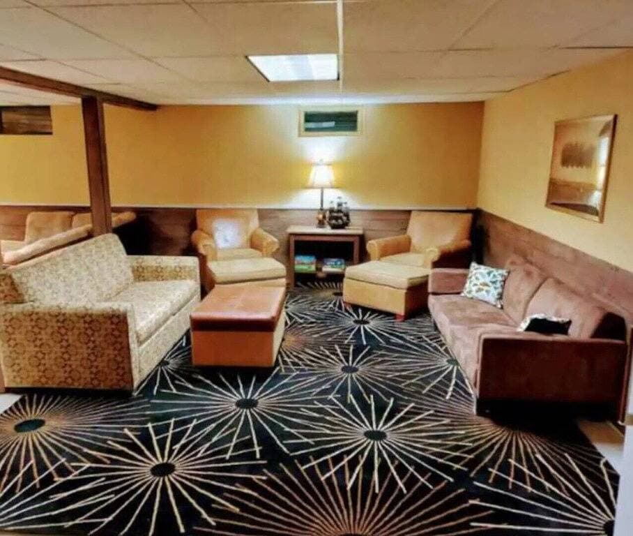 Foto 13 von 14: Full House on secluded road, 4 bed 2 bath, fully furnished basement w/bar + beds