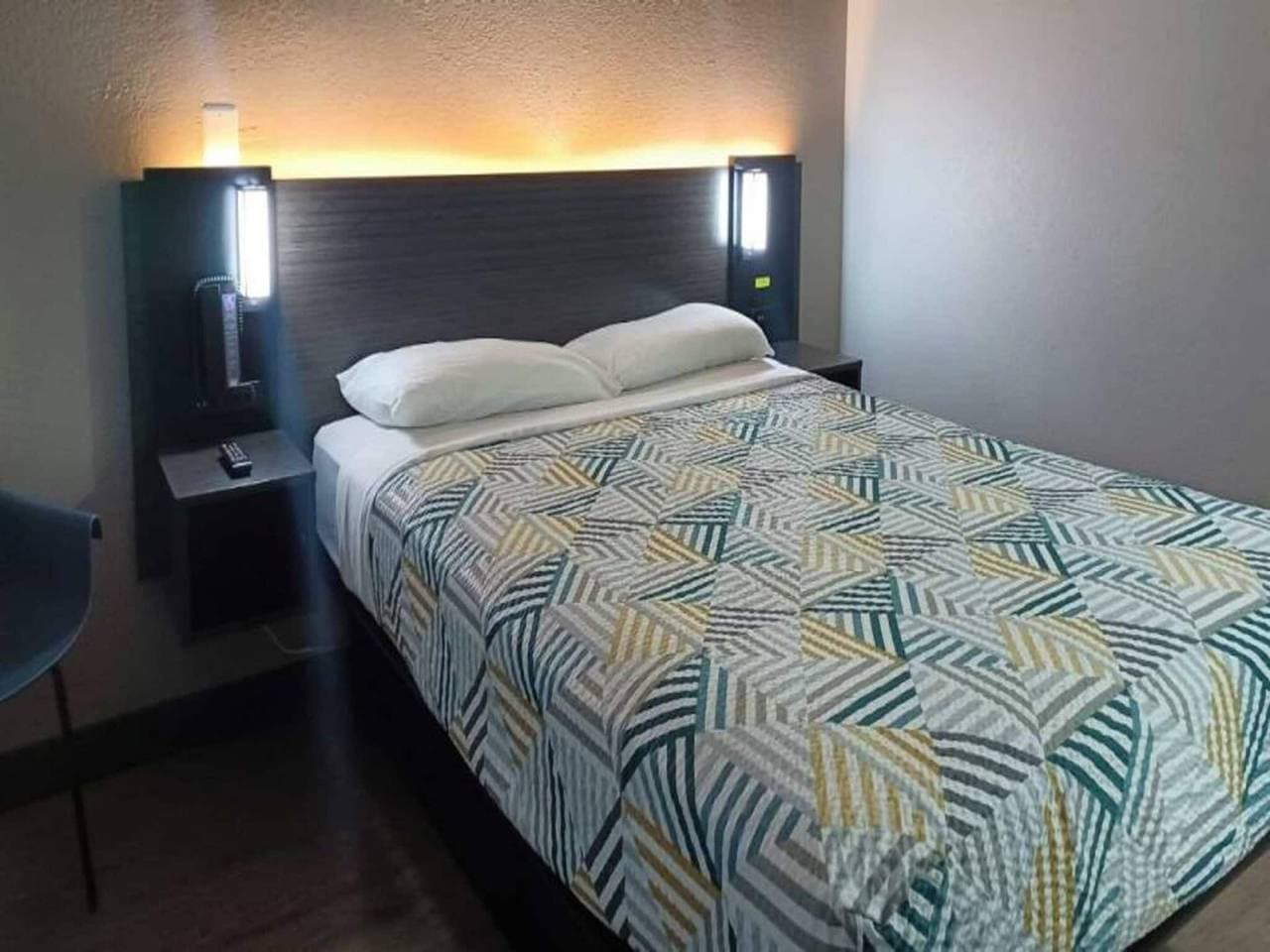 Foto 4 von 26: 1 Queensize-Bett | Kühlschrank, Raucher