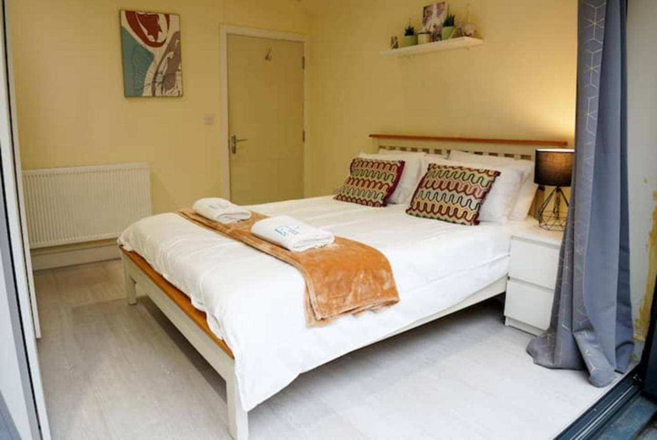 Cosy 1 Bed-Flat with Patio Near Heathrow 1