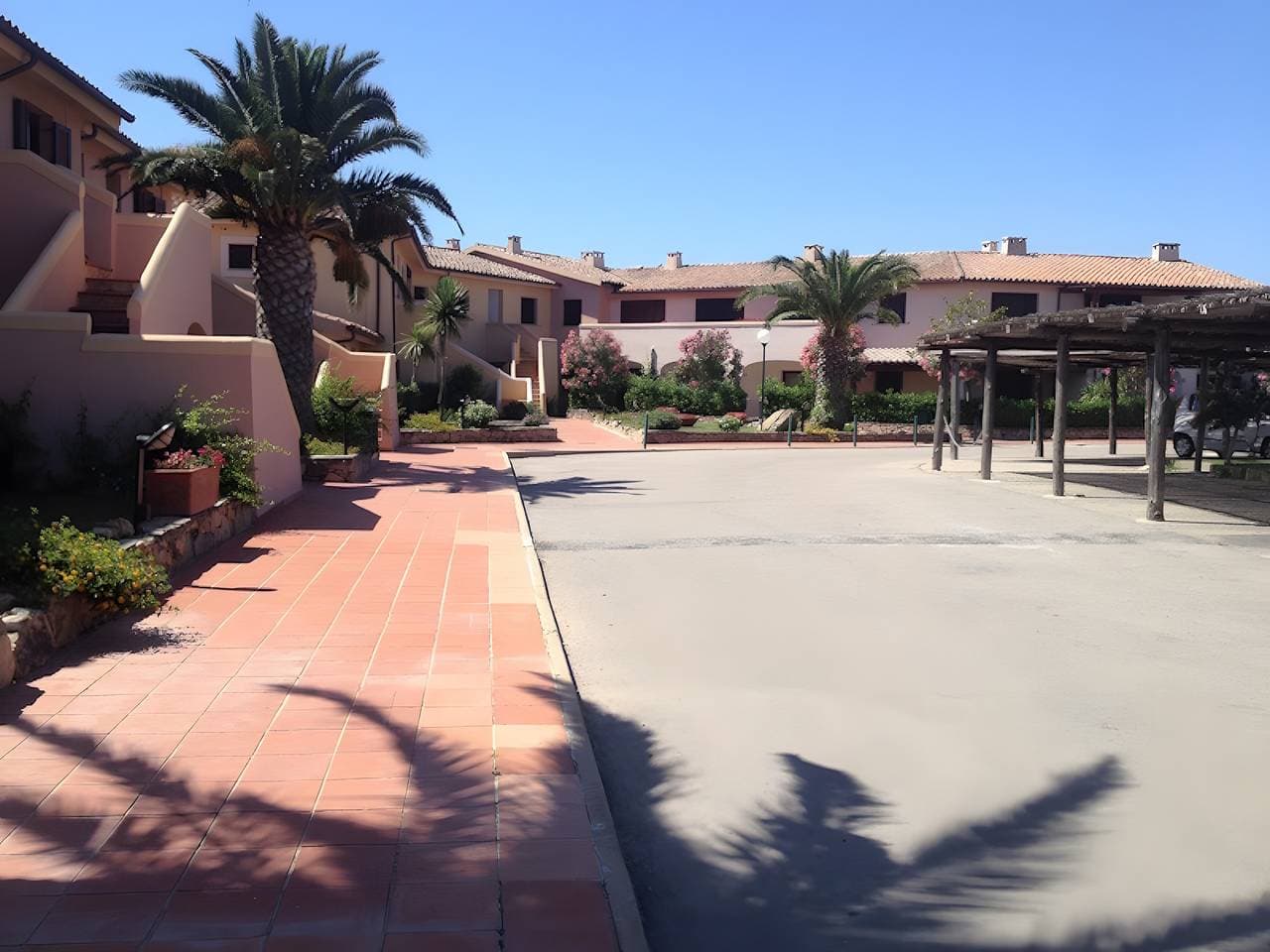 Foto 3 von 27: Apartment 'Trilocale Corallo 300 m vom Strand' mit Gemeinschaftspool, privater Terrasse und privatem Garten