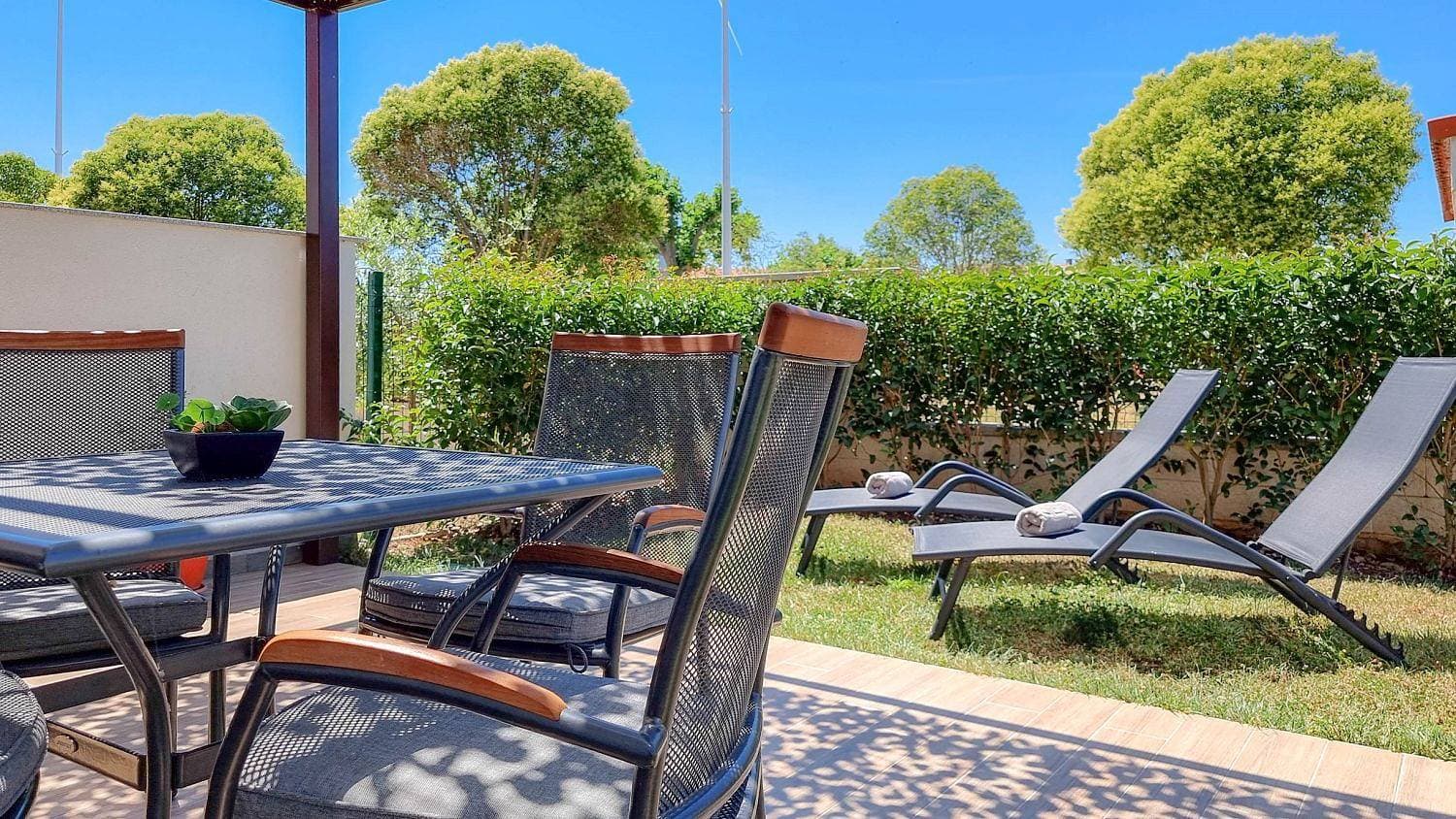 Strandnahes Apartment mit Meerblick, mediterranem Garten, Liegen, Waschmaschine 1