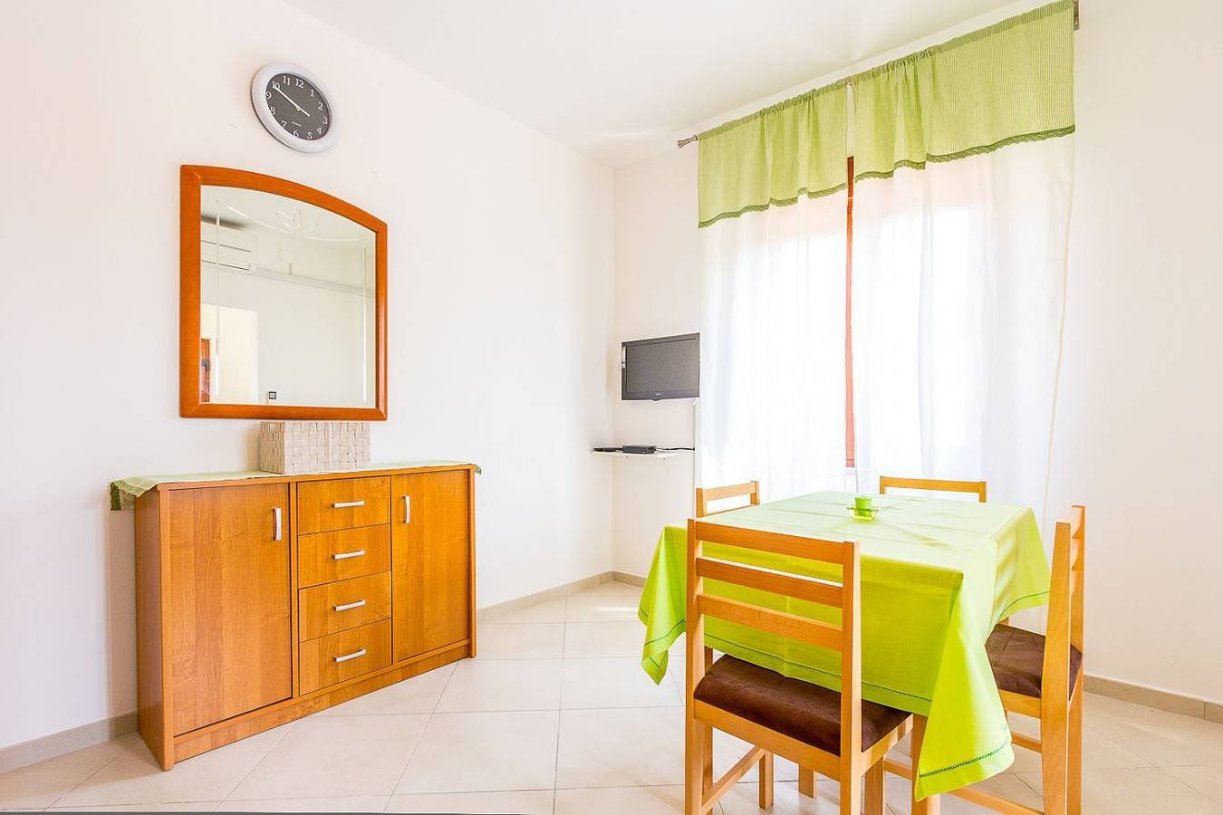Foto 7 von 21: Ferienwohnung nur 500 Meter bis zum Kieselstrand mit Küche, Klima, WLAN, Haustiere erlaubt