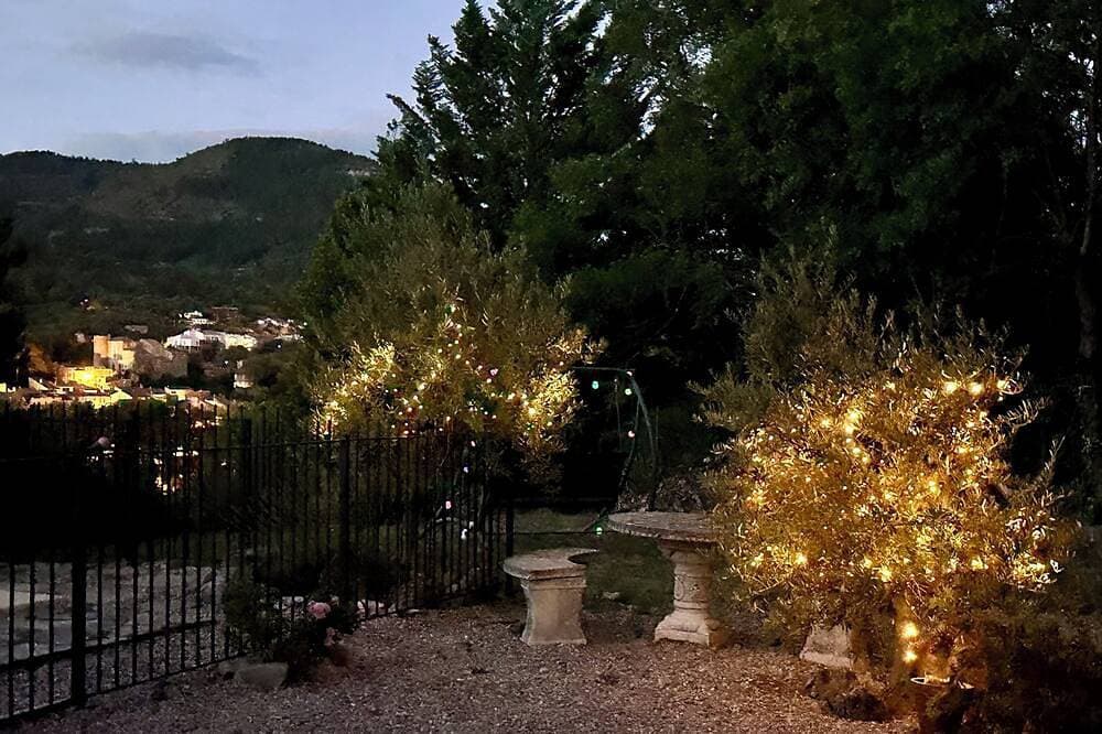Foto 8 von 30: Secluded villa with large garden pool Overlooks beautiful picturesque village