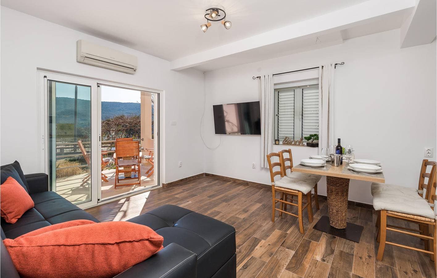 Foto 9 von 26: Gemütliche Ferienwohnung mit Terrasse in der Nähe eines Bistros und der Küste in Cres