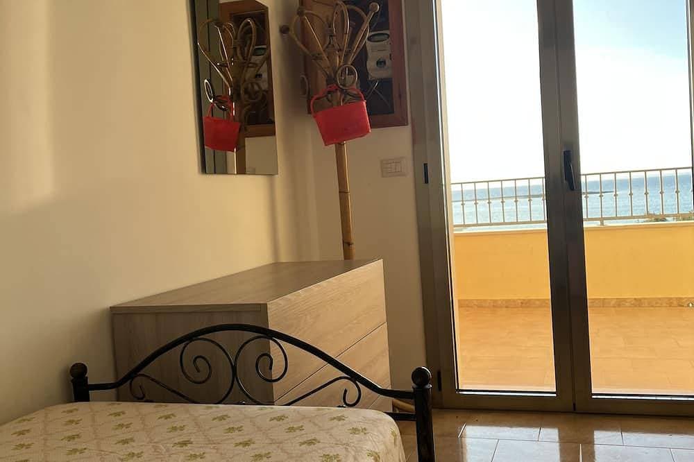 Foto 12 von 30: Lungomare Sant'Isidoro 2