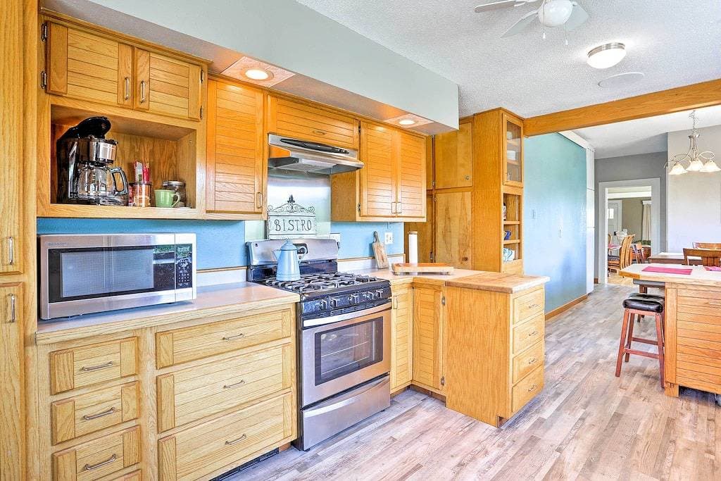 Foto 4 von 41: Neu! Custer Home mit Deck & Veranda - Walk Downtown!