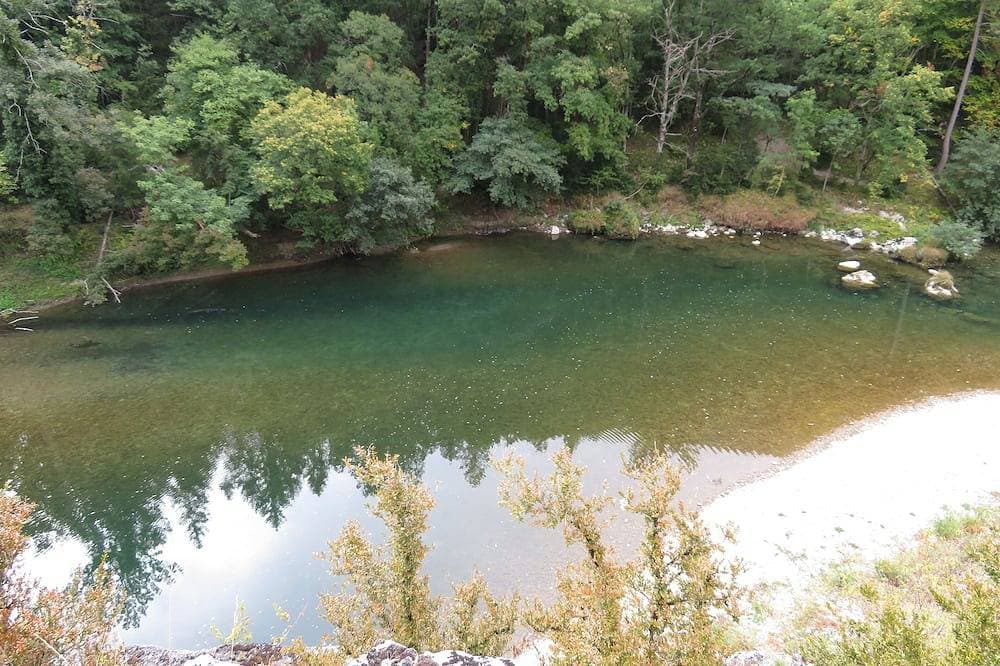 Foto 10 von 23: Typische Unterkunft in Lozerienne, Zugang zum Fluss Tarn - Kanu inklusive.