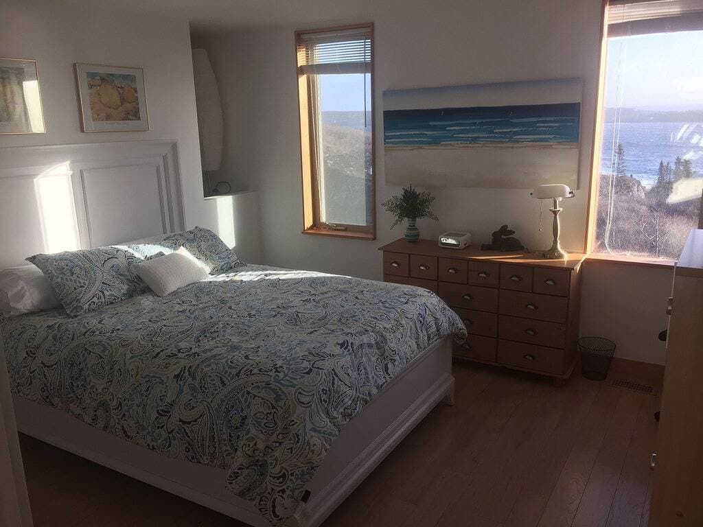 Foto 3 von 49: Executive Oceanfront Home. Atemberaubender Panoramablick auf das Meer! In der Nähe von Peggy's Cove
