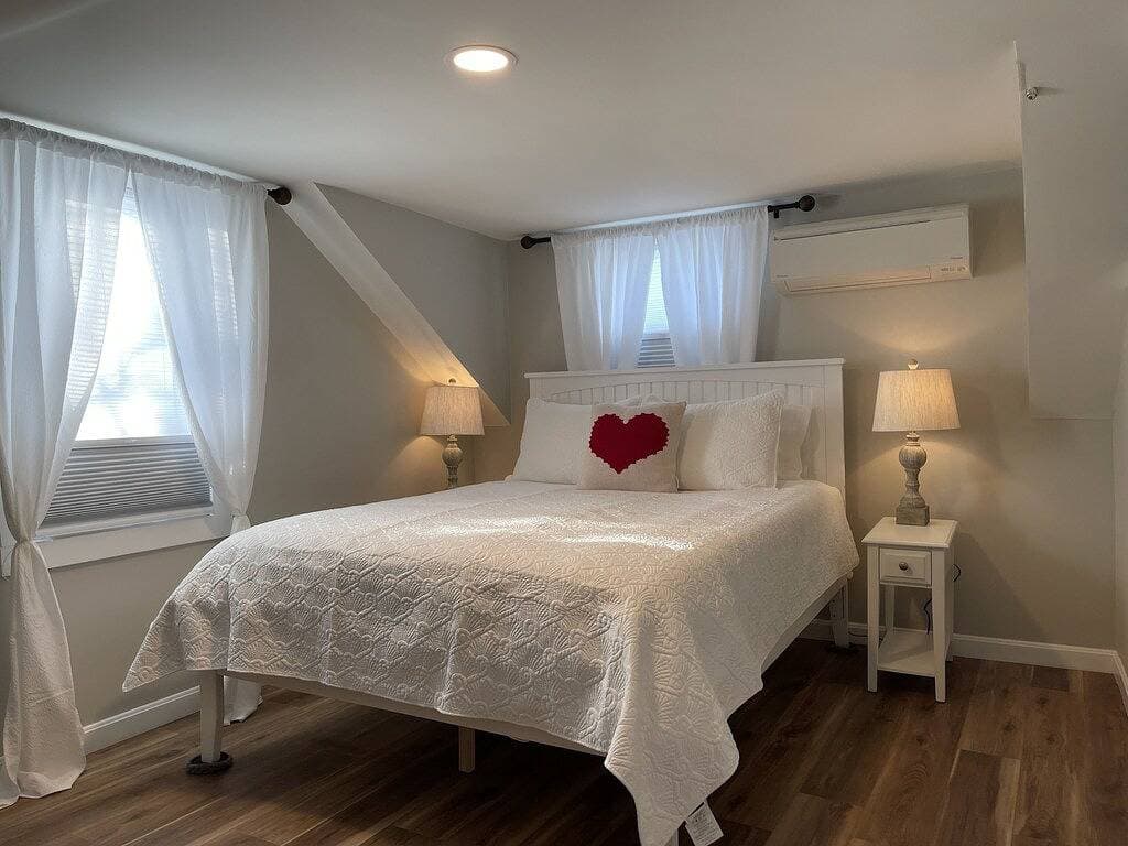 Dt Bar Harbor,2 King beds & Decks, Parks 3 small cars, Town Pickleball Ct @ Back 1