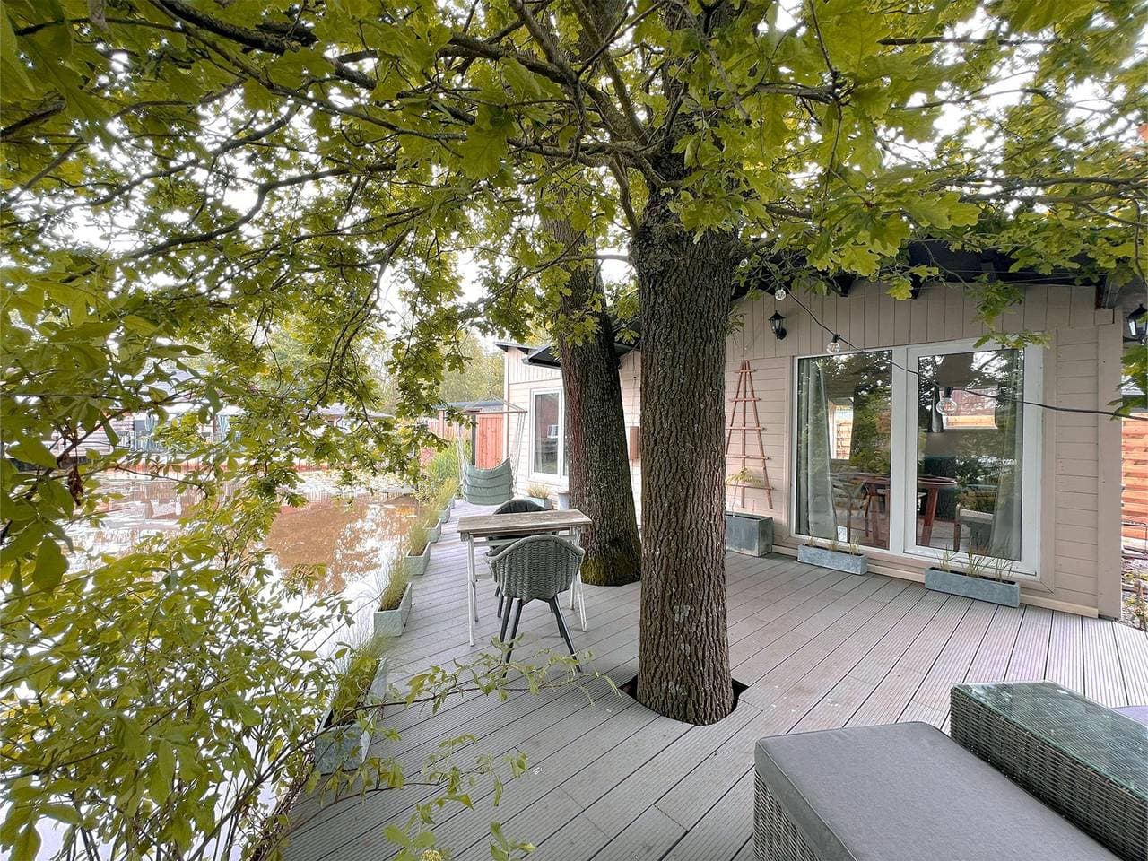 Gemütliches Chalet mit Terrasse am Wasser 1