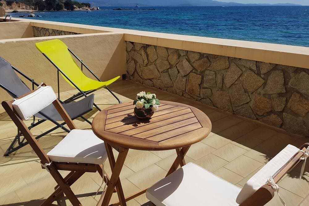 Foto 13 von 16: Großes, helles Studio mit Terrasse am Strand mit Meer- und Stadtblick