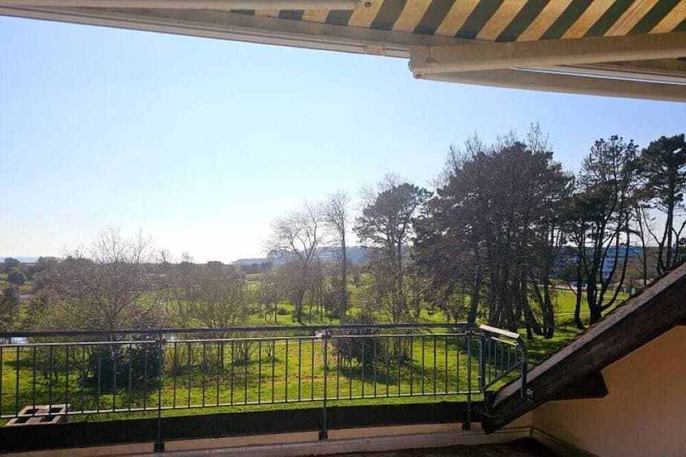 Foto 12 von 28: Apartment with beautiful view over a wooded park and a large terrace