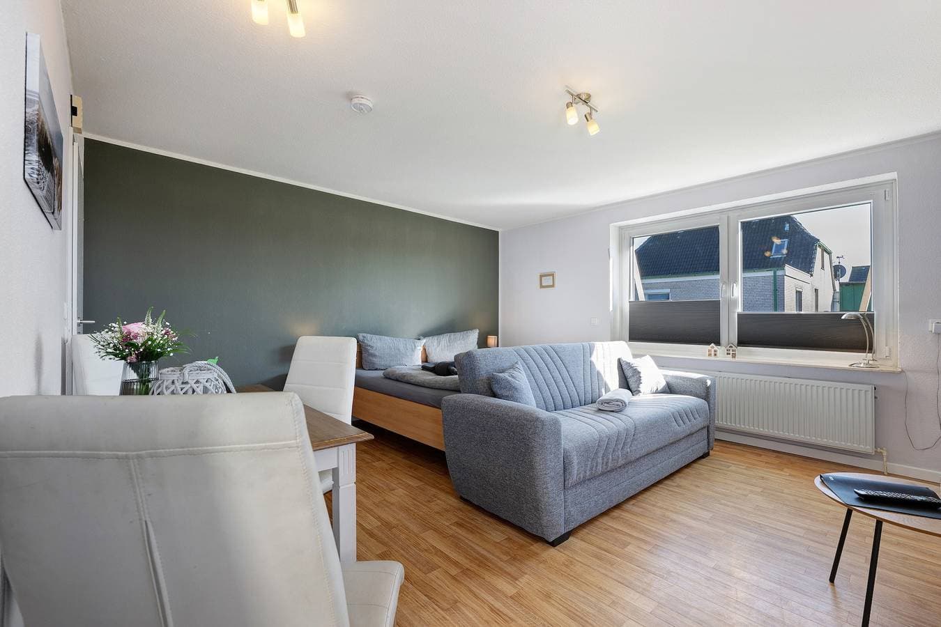 Foto 6 von 31: Apartment Ferienwohnung Friesenkoje direkte Wasserlage am Yachthafen  und WLAN