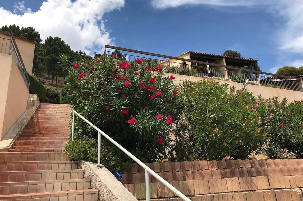 Foto 10 von 30: Möbliert 3 Sterne Golf St Tropez Rayol Canadel Mit Blick auf das Meer mit Pool