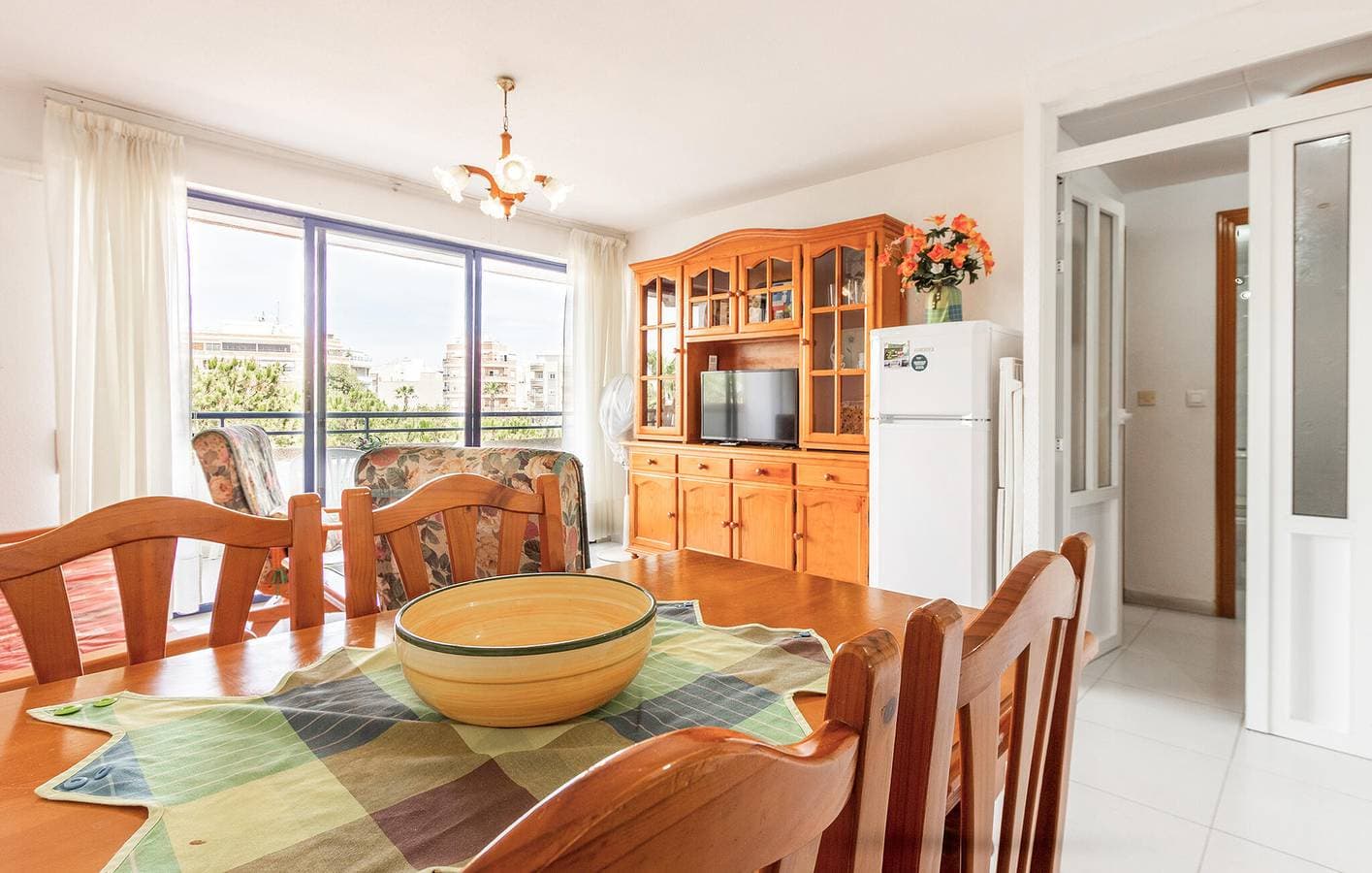 Foto 7 von 24: Poolterrasse mit Parkplatz, AC und Strand in der Nähe