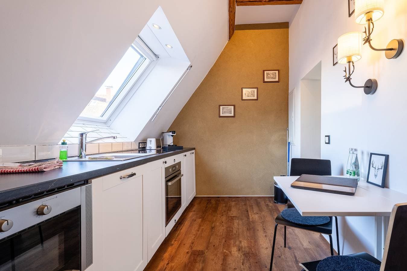 Foto 12 von 30: 'Suite Heimat' mit Kingsize-Bett und Klimaanlage