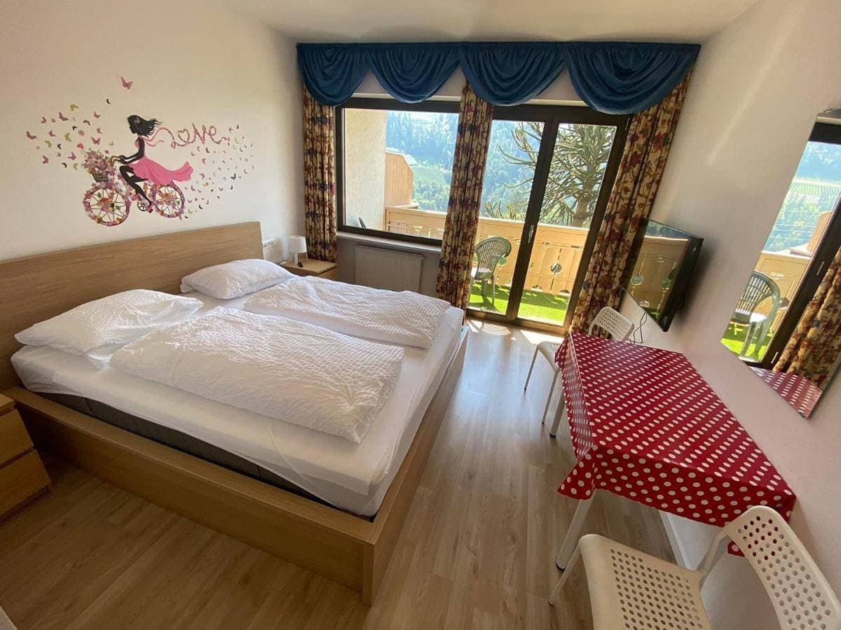 Foto 5 von 33: Double Room with Balcony