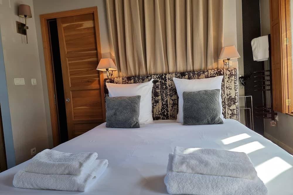 Foto 6 von 12: Houdaille 1 - Helle Suite mit Blick auf den Hafen von Honfleur