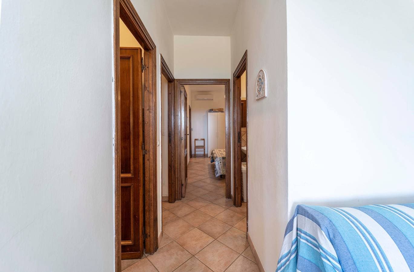 Foto 13 von 29: Ferienwohnung "Stintino Sea Front Apartments A" mit Meerblick und Gemeinschaftsgarten