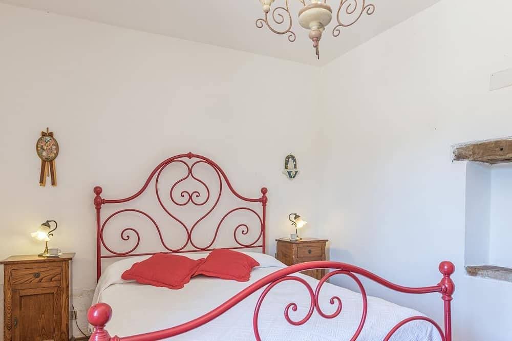 Foto 3 von 30: Das Haus hat 10 Schlafplätze. Im Ergeschoß gibt es einen großes Wohnzimmer mit Kamin, eine Küche, ei