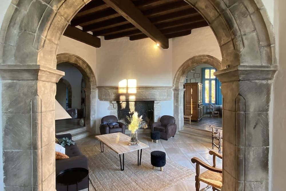 Foto 4 von 30: Kleine charmante Schloss