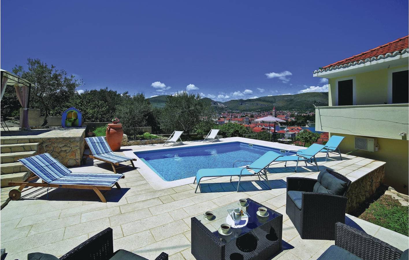 Foto 5 von 29: Gemütliche Ferienwohnung mit Meerblick, Pool, Terrasse und Küche – 2 km vom Strand entfernt