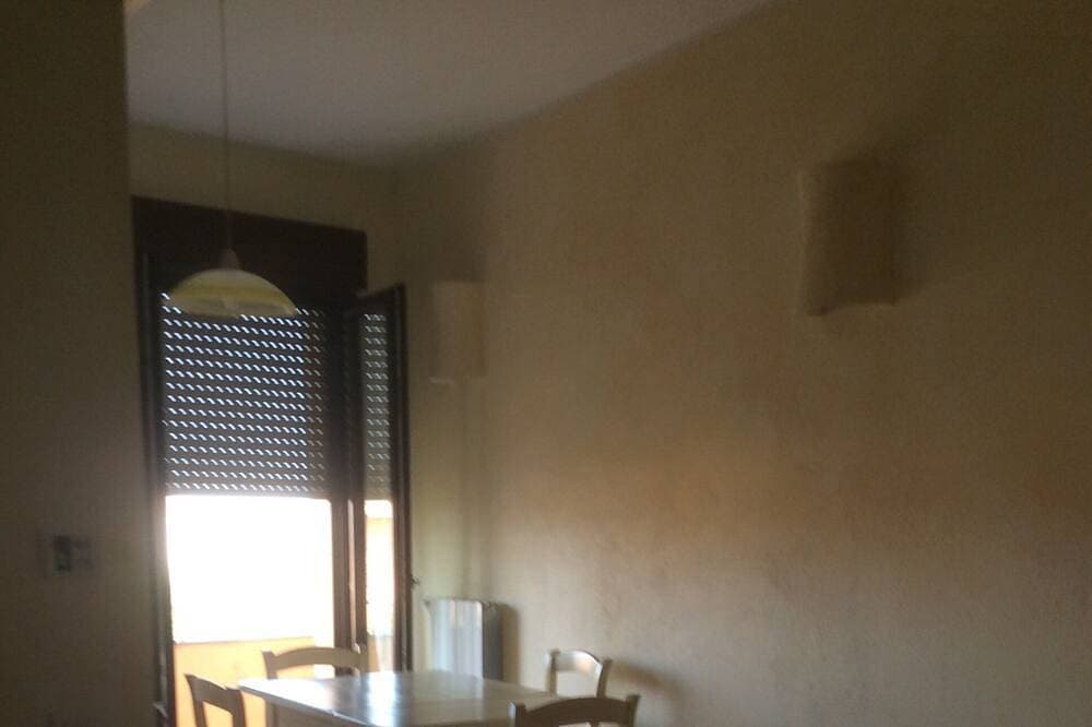 Foto 8 von 14: Large two-room apartment on the first floor, with balcony and bathroom.