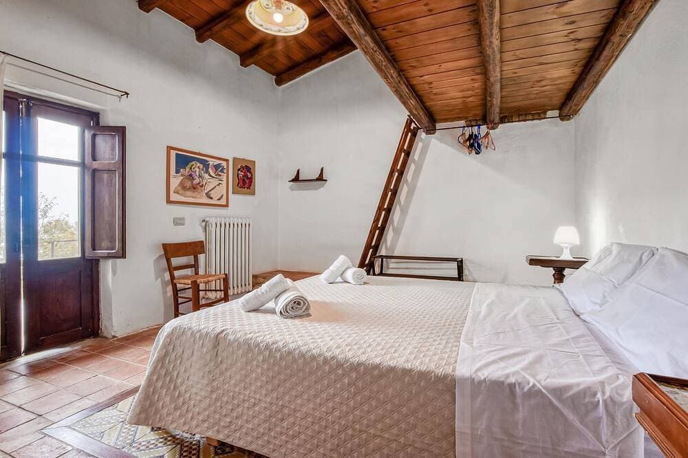 Foto 5 von 30: Beautiful home in Cefalù with private swimming pool, can be inside or outside