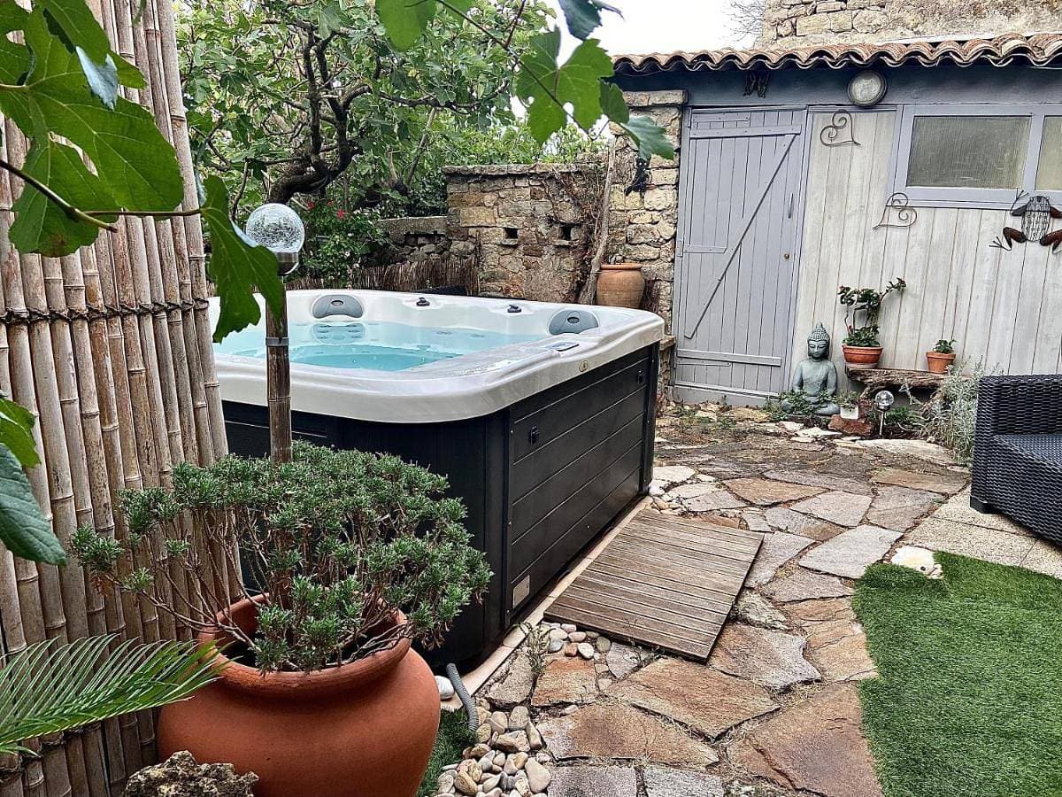 Grand et joli studio tout équipé avec jardin et Jacuzzi 1