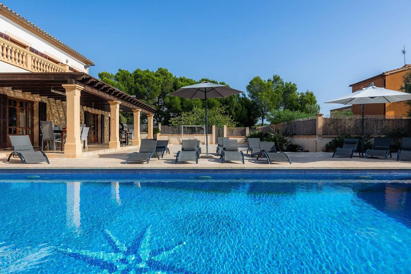 Foto 4 von 37: Villa Can Tosam Meiga mit WLAN, Pool, Terrassen und Balkon