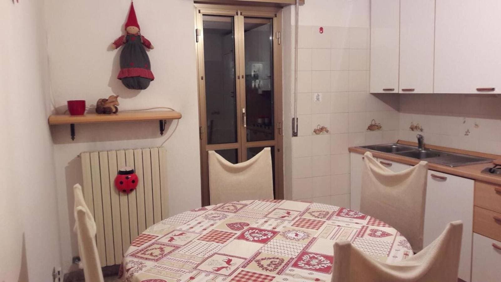 Foto 5 von 24: Ferienwohnung 'Mansarda Le Chateau' mit Bergblick, Gemeinschaftsgarten und Wi-Fi