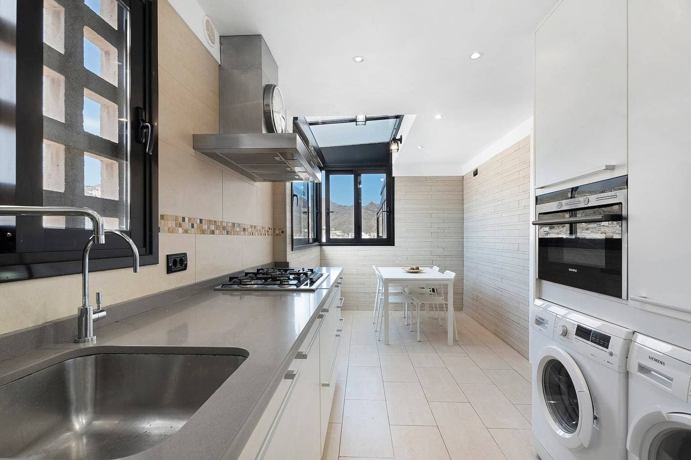 Foto 12 von 28: Ferienhaus 'Piso De Lujo' mit Meerblick, WLAN und Klimaanlage