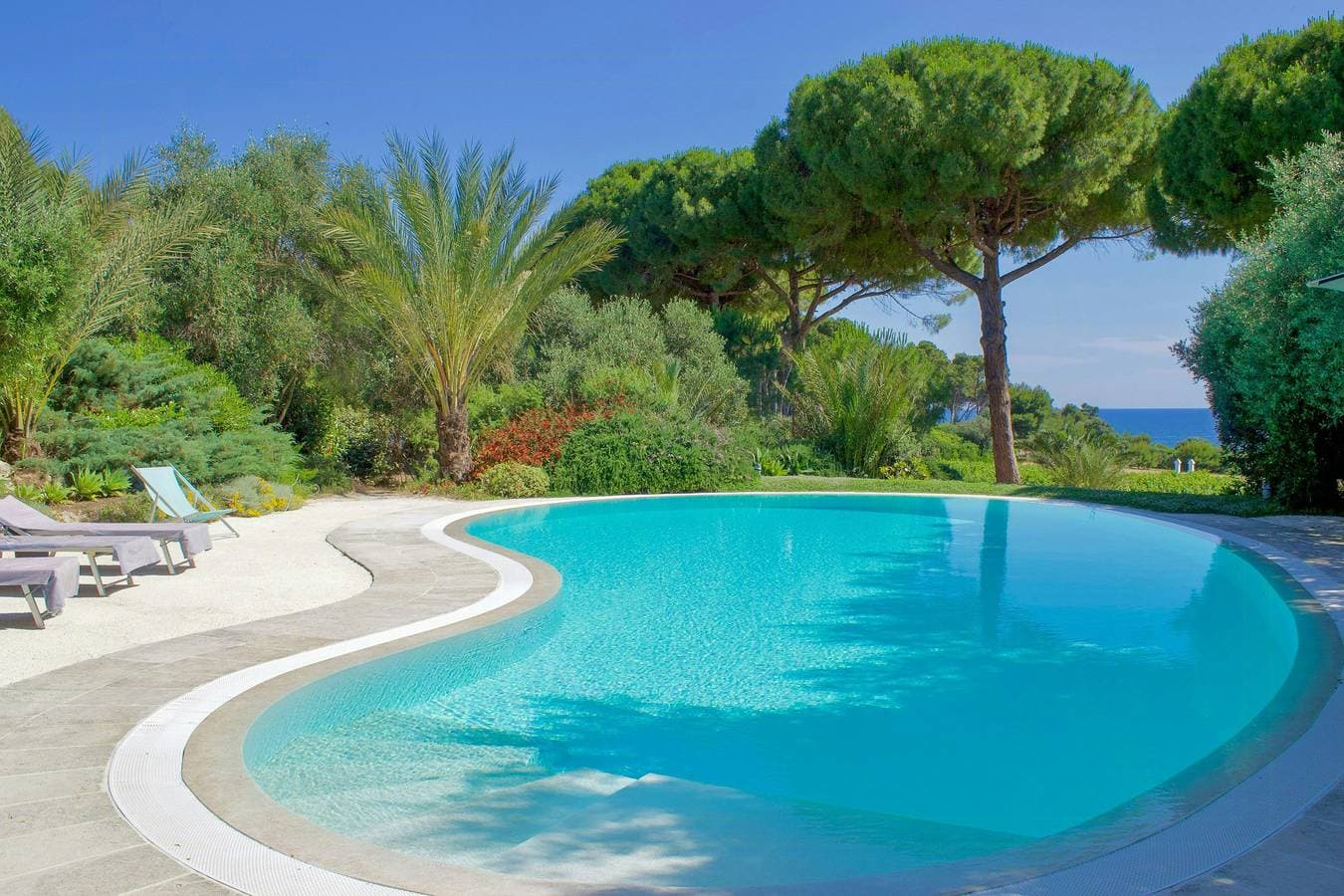 Villa am Meer mit Pool in Taranto 1