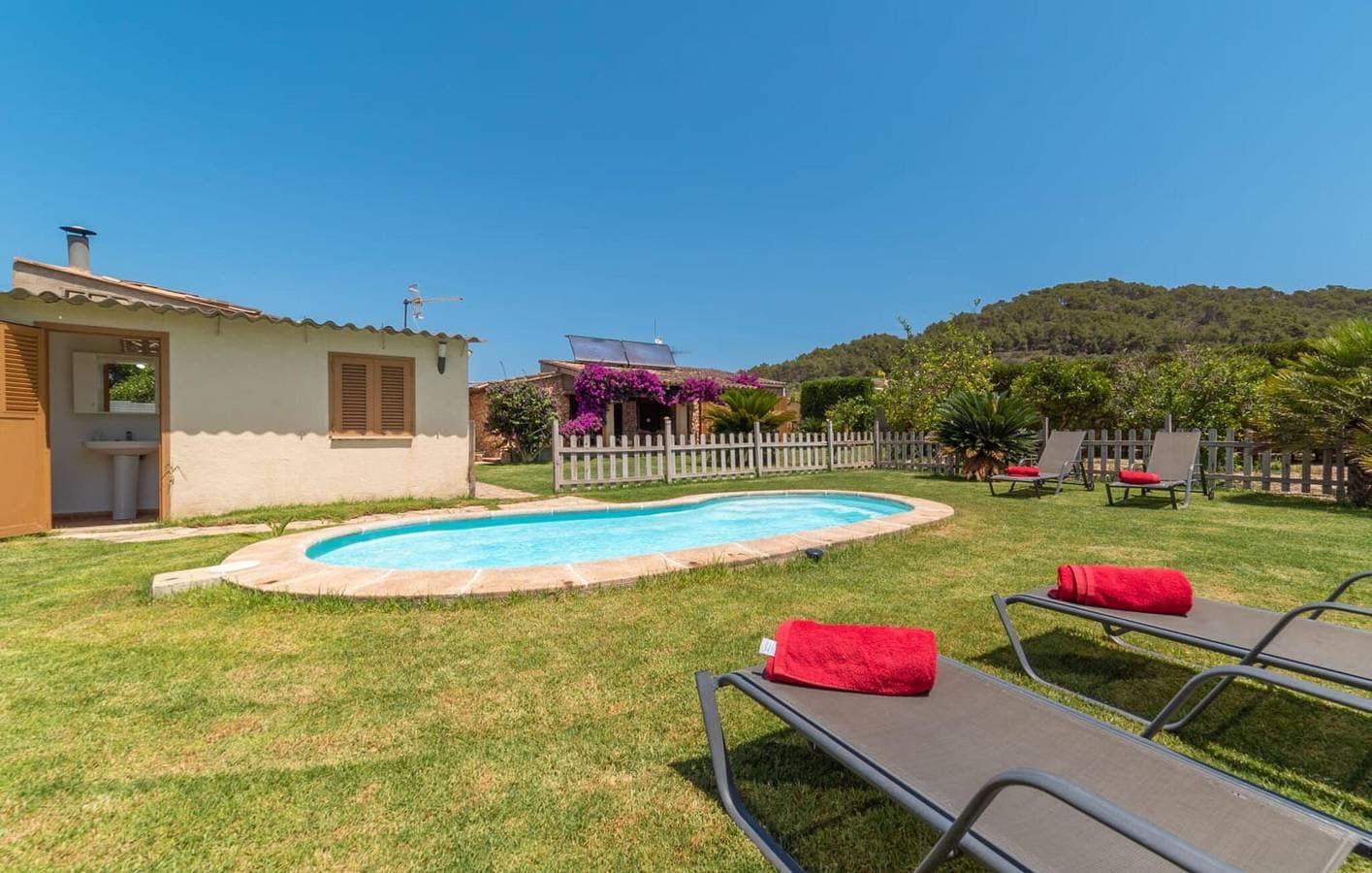 Foto 10 von 37: Palm Oasis Rückzugsort: Pool, WiFi, Küche, Nähe zum Strand & Stadt
