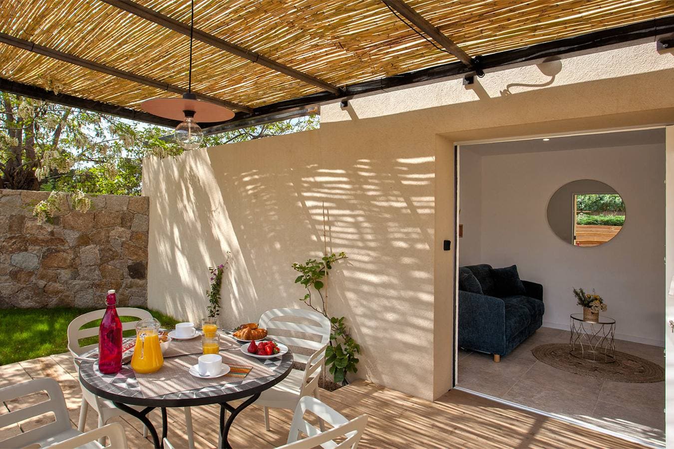 Foto 6 von 26: Neue Wohnung "Magnolia", Pergola-Terrasse, privater Garten - 2 4 Personen