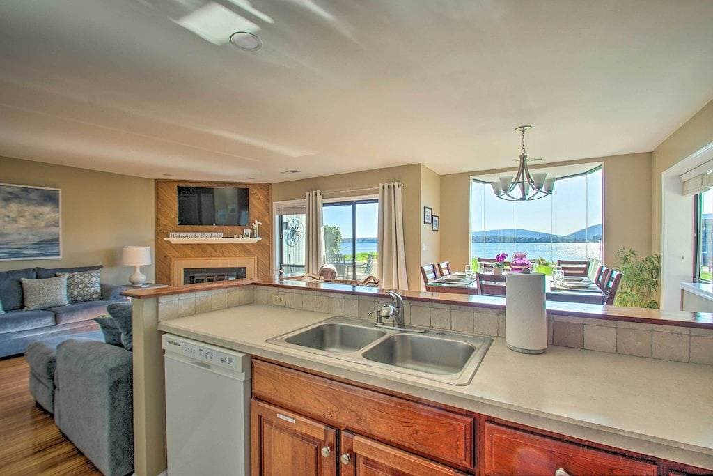 Foto 2 von 36: Sun-Filled Condo w/ Smith Mountain Lake Views
