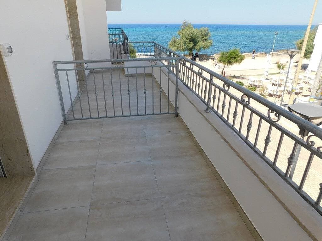 Foto 2 von 13: Two-room apartment in the center of Torre San Giovanni with balcony facing the sea. Zentrale Zwei-Zimmer-Wohnung am Meer mit Balkon, Meerblick und Klimaanlage