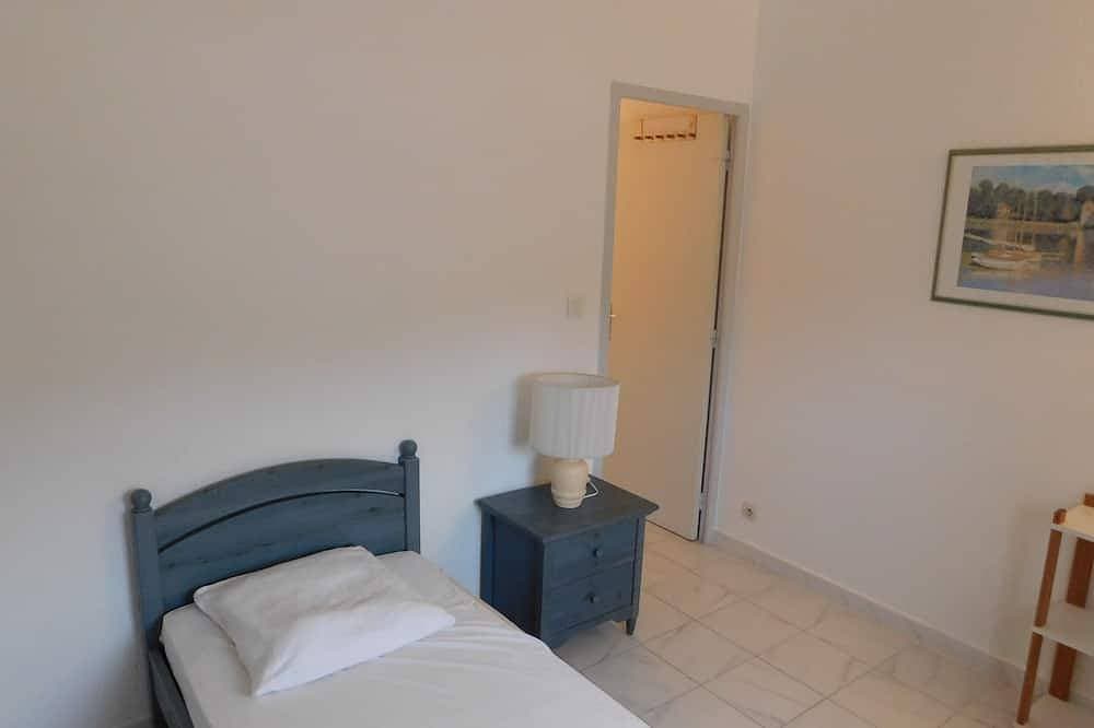 Foto 3 von 12: F9 Große helle Wohnung, 3 Zimmer, Strand 50m, Pool und Meerblick