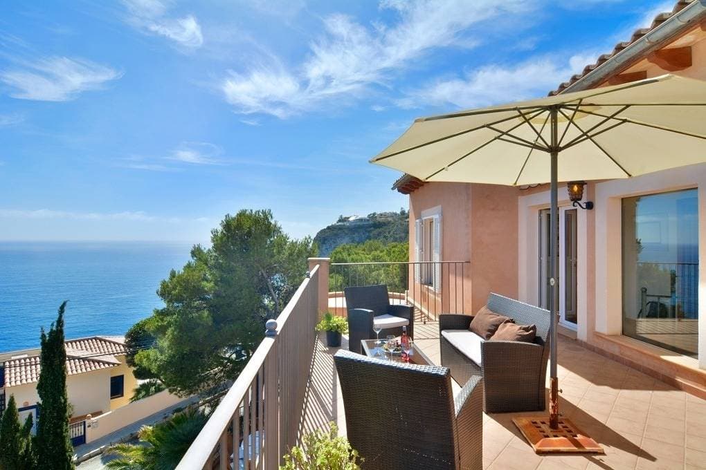 Foto 2 von 25: Charming Villa with Sea Views & Pool. Up to 7 Guests