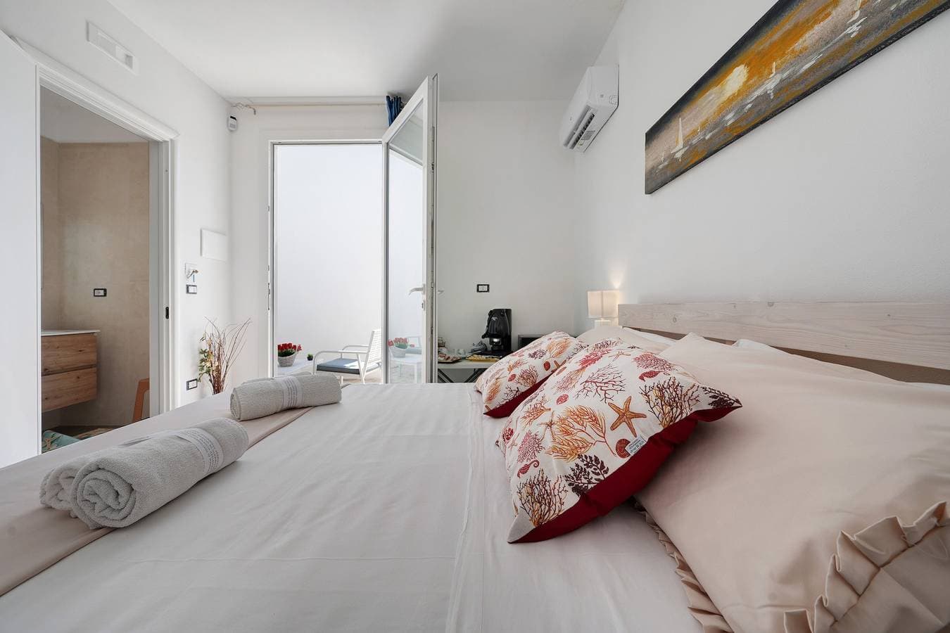 Foto 13 von 27: Ferienhaus 'Romantic Suite' mit Gemeinschaftsgarten, WLAN und Klimaanlage