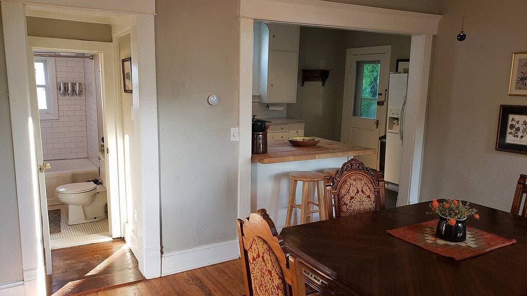 Foto 6 von 25: Spacious Victorian perfect for large groups.  Walk to Main Street!
