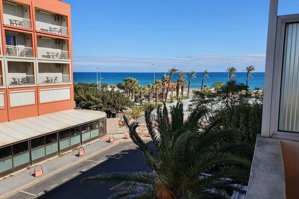 T2 apartment 60 metres from the beach with sea view and private parking 1