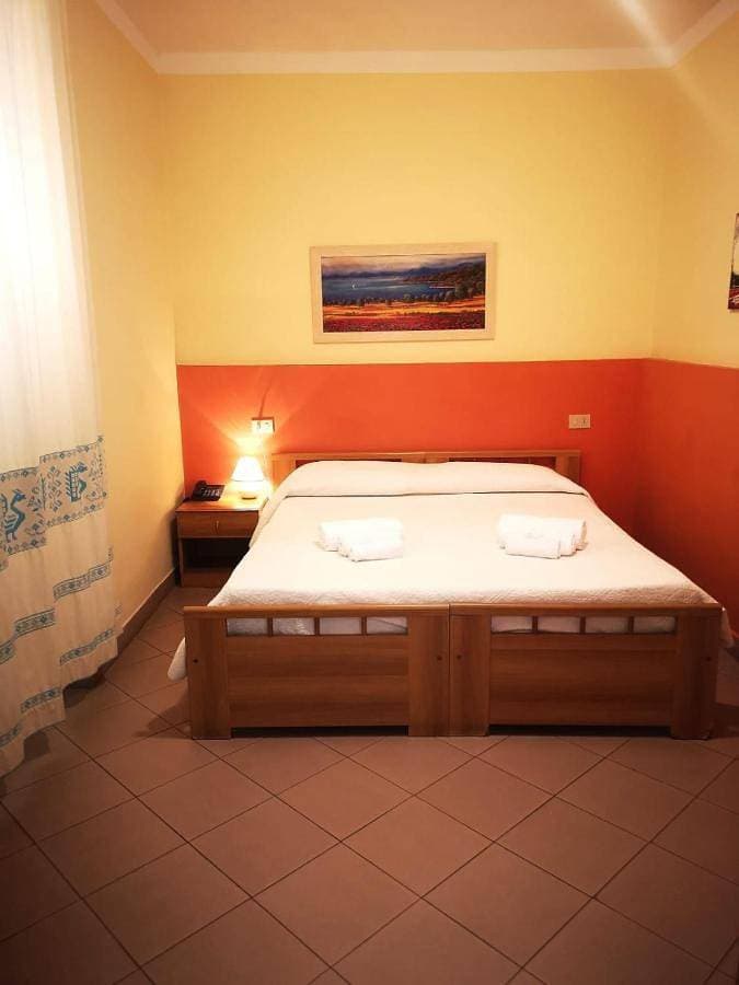 Foto 4 von 8: Economy Double Room
