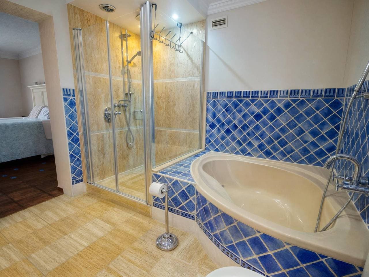 Foto 9 von 25: Luxusvilla nahe dem Meer mit Pool in Marbella