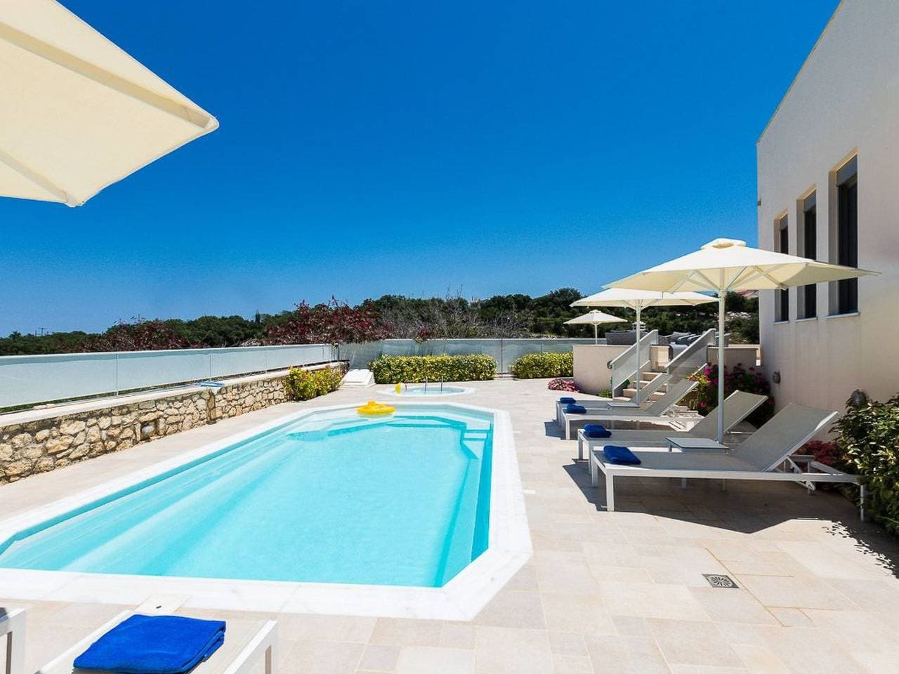 Foto 7 von 49: Deluxe Villa Ianthos - Whirlpool im Freien, Kinderpool