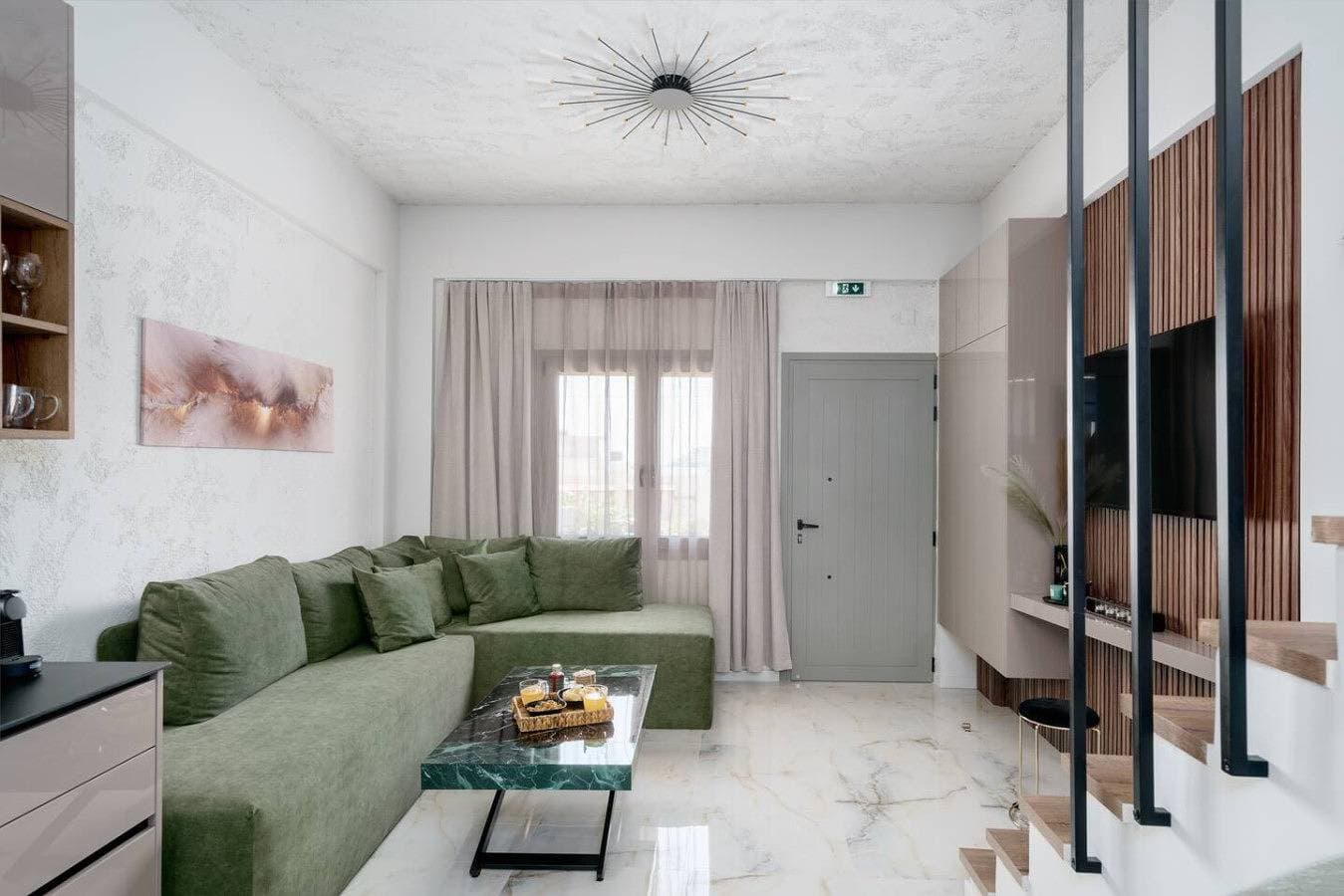 Foto 4 von 20: Stylish Suite w/Hot Tub, 40m from Beach & Taverns!