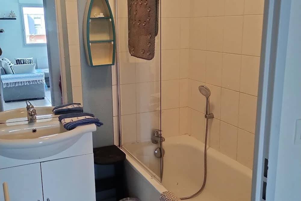 Foto 6 von 14: \"Les Baigneurs\" Apt 3 * very quiet in resi 2 bedrooms and balcony. Private parking lot