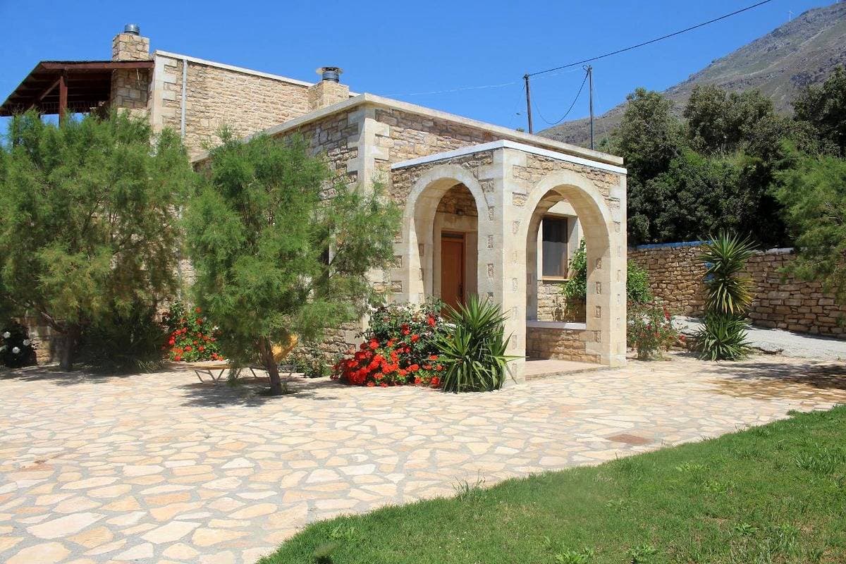 Ferienhaus mit Pool, großer Garten, idyllisch und ruhig, Wifi | Triopetra, Kreta 1