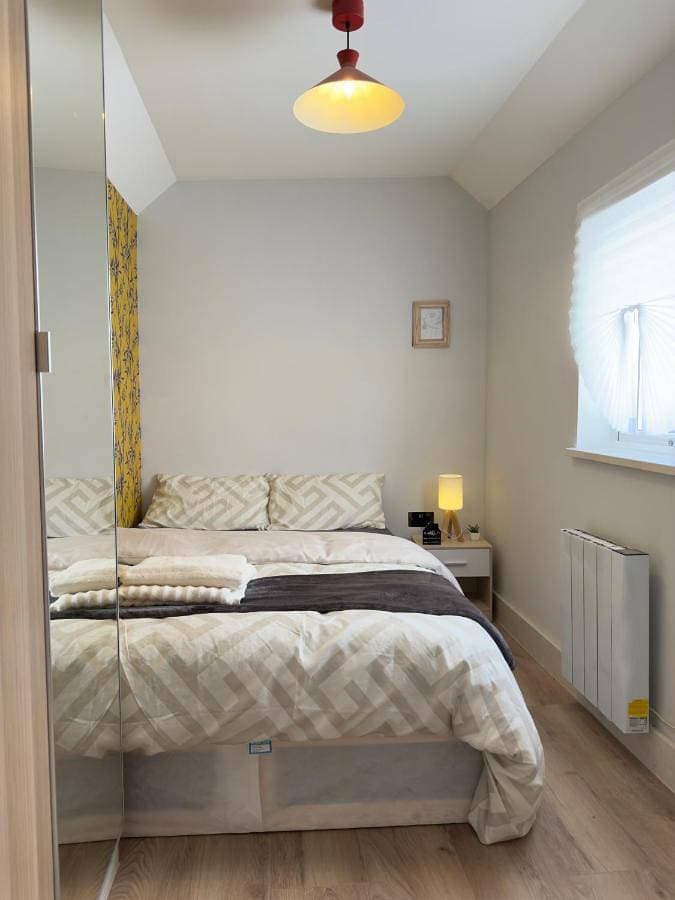 Chic Cozy Room with PS5, Mini Bar & Shared Spaces 1